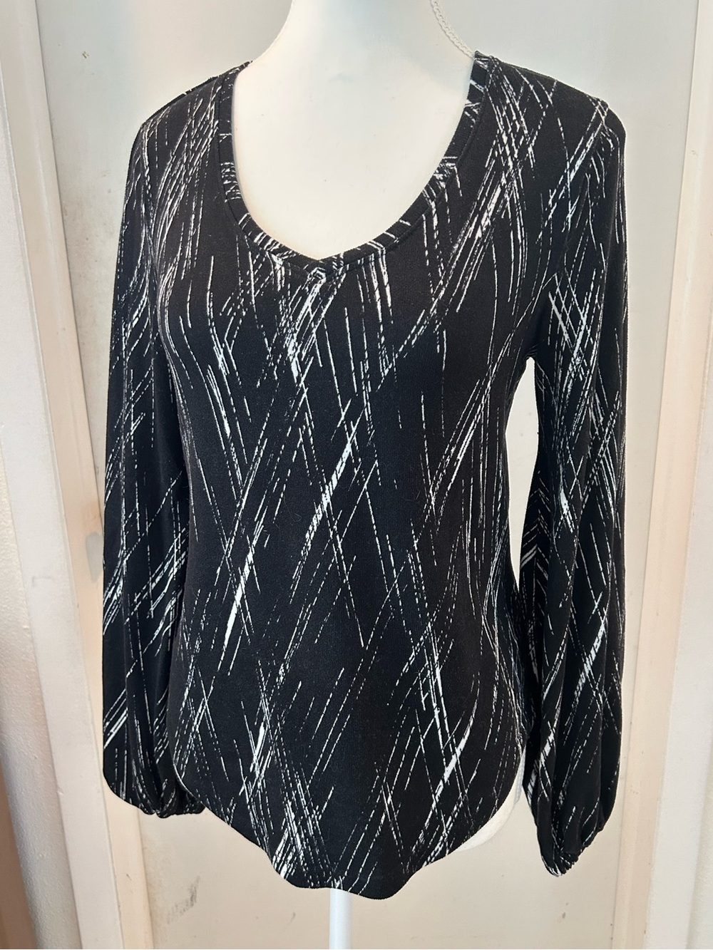 Simply Vera Long-Sleeve V-Neck Top with White Brushstroke Print